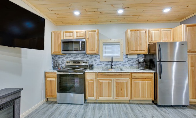Cadillac Cabin | Guest Rated 10/10: Michigan Retreat with Fire Pit & Grill