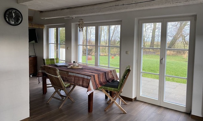 Oberndorf House | Cozy Reetdachkate am Deich with Pet-Friendly Amenities