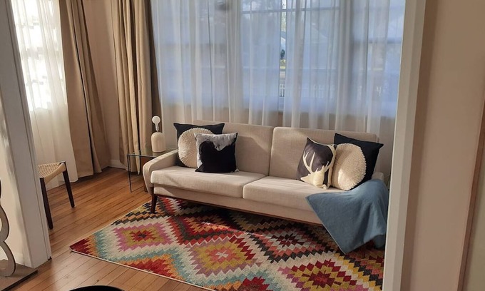Glen Innes House | Discover Art House Glen Innes: Pet-Friendly & Family Fun