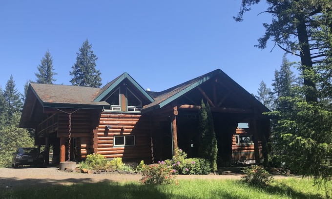 Eugene House | Enchanting Log Lodge Surrounded by 5 Acres of Nature