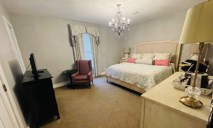 Clemmons Apartment | Delightful Lord Linville King Room - Pool & Kitchen Access