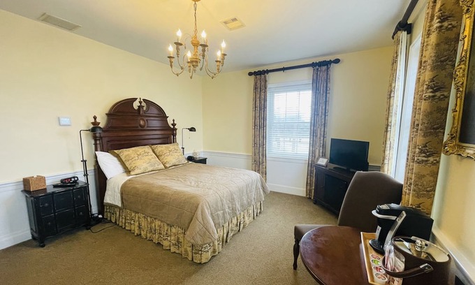 Clemmons Apartment | Comfortable Clemmons Room with Pool & Family Amenities