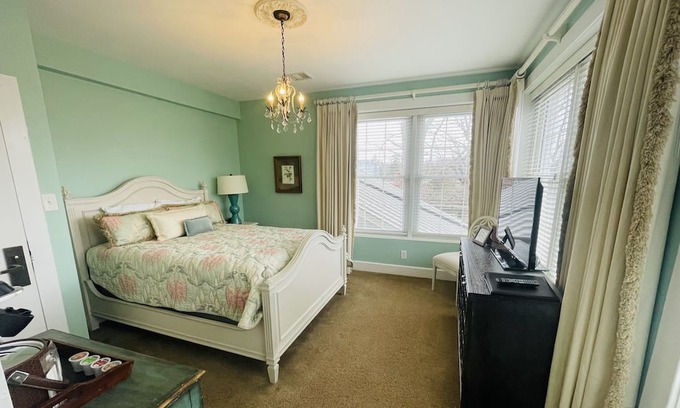 Clemmons Apartment | Comfortable Arboretum Room with Pool and Kitchen Access