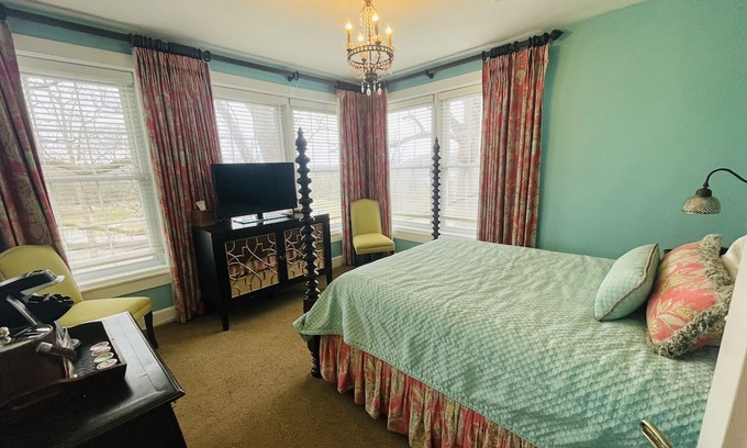 Clemmons Apartment | Cozy Oak Tree Room with Pool and Kitchen Amenities