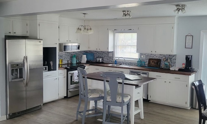 Goose Creek House | Ultimate 2 Bedroom Retreat with Office & Game Room