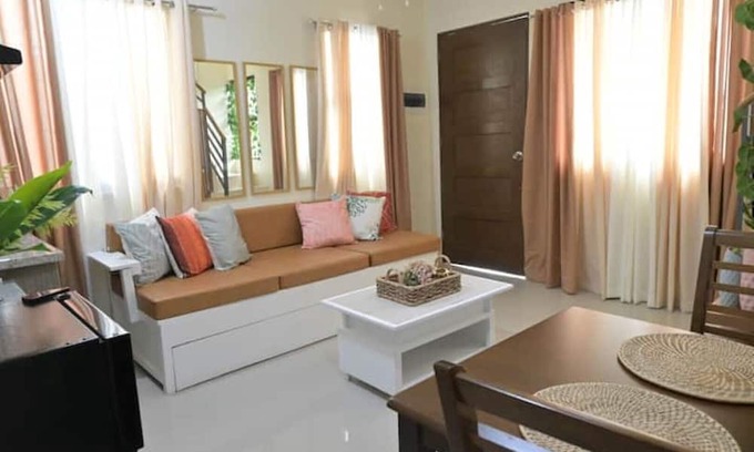 Dumaguete House | Cozy Hyacinth by Elle's Place: Oceanfront near Dumaguete