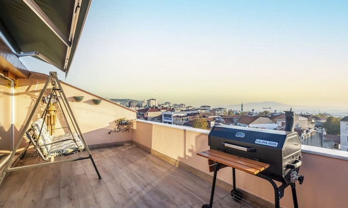 Maltepe Apartment | Sleek Flat near Public Transportation in Maltepe