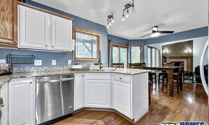 Pleasant Hill House | Elegant Executive House Near Downtown Des Moines