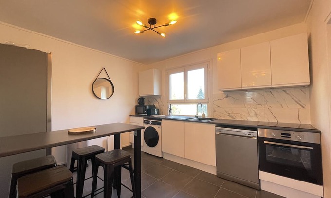 Nord - Gare Apartment | Elegant Le Barry Gare: Family-Friendly Stay in Le Mans
