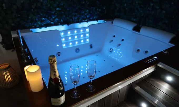 Saint-Valery-en-Caux Apartment | Relaxing Retreat at La Suite with Jacuzzi & Kitchen Amenity