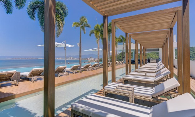 Emiliano Zapata Apartment | Ocean & Mountain View Corner Suite in Vibrant SohoPV