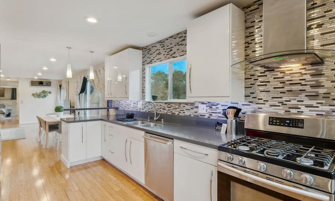 Sequoyah Apartment | Premier Oakland Oasis: Modern Amenities & Relaxing Hot Tub