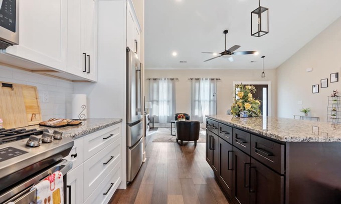 Loris House | Modern Retreat: Guest Rated 10/10, Family-Friendly Comfort