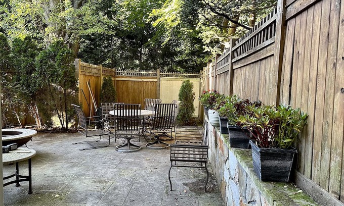 Greenwich House | Inviting Townhouse Near Bruce Park with Spa and Hot Tub