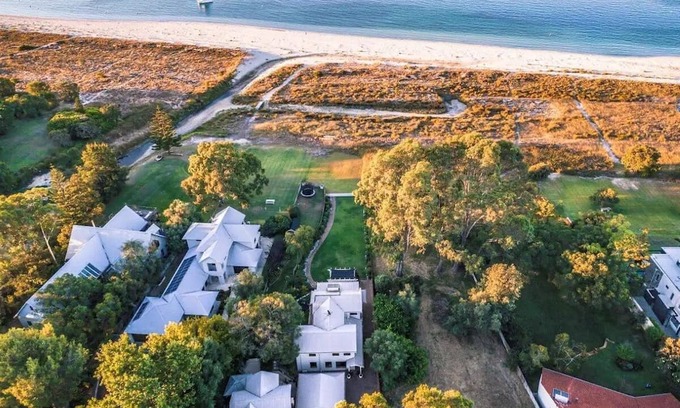 Marybrook House | Relaxing Sandcastles Holiday Home with Private Beach Access