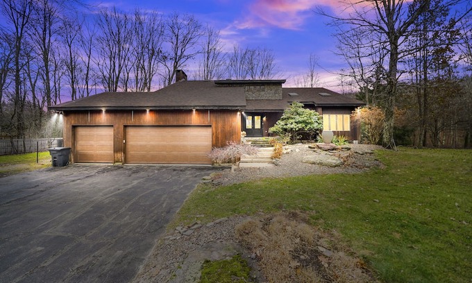 South Fallsburg House | Strictly Kosher 5 Min Walk All Year Shul-Hot Tub, Enclosed Heated Pool+ Gameroom