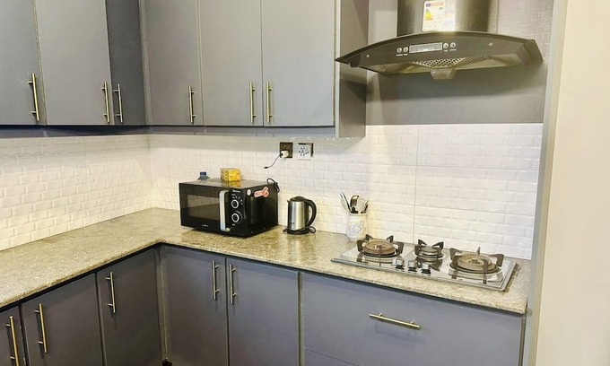 Saddar Town House | Modern Spacious Home in Clifton. Wealthy and safe area! — 5 min from Dolmen Mall