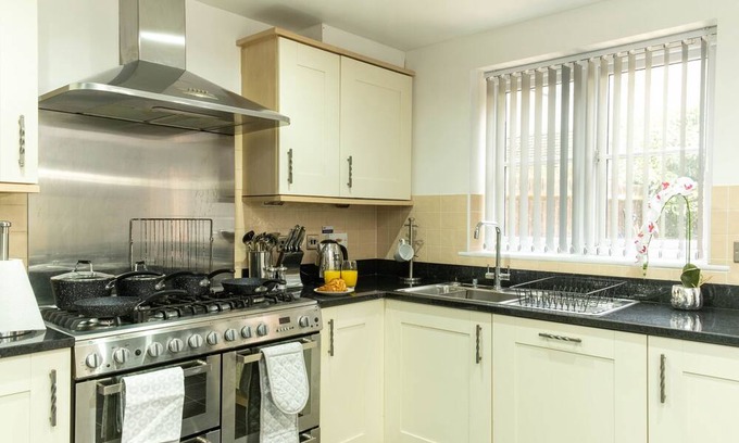 Birmingham House | Elegant Executive Home in Birmingham with Family Amenities