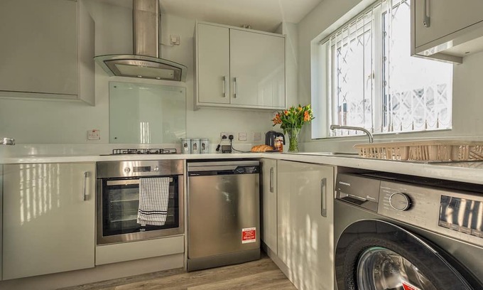 Muxton House | Inviting Detached Home with Breakfast & Family Amenities