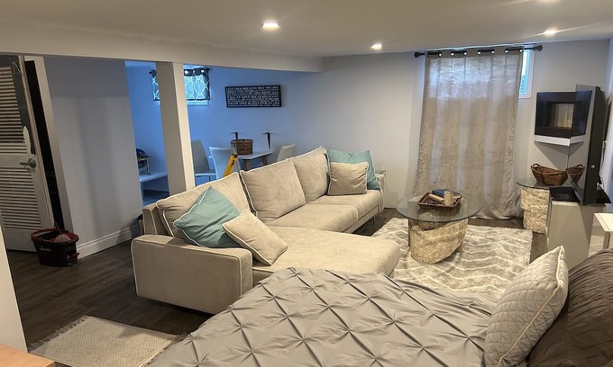 Hamilton Cottage | Rest an Relax in Dundas Cottage