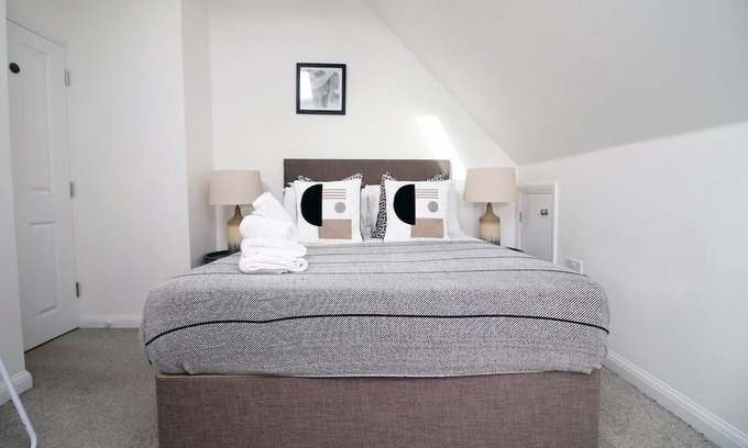 Filton House | Mayville Avenue Bristol (1 BR with Free parking)