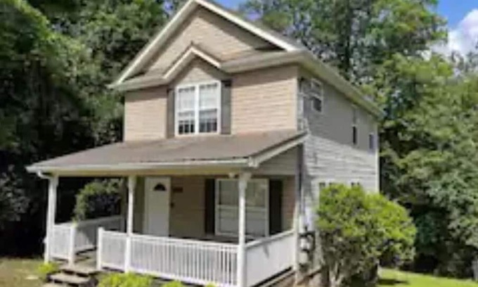 Dalton House | Discover the Central Gem Getaway with Family-Friendly Amenities