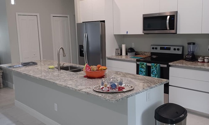 Summerfield House | Family Retreat Near Lake Weir: Fishing & Boating Awaits