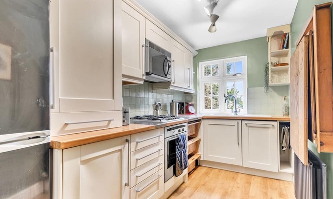 Redhill House | Historic House in Reigate with Rooftop Terrace and Kitchen
