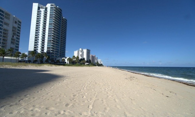 Bel Air Apartment | Beachside Retreat with Pool and Ocean View Amenities