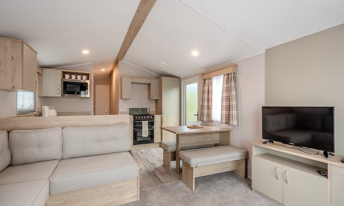 Sandyhills House | Cozy 2-Bedroom Caravan with Pool and Kitchen Amenities