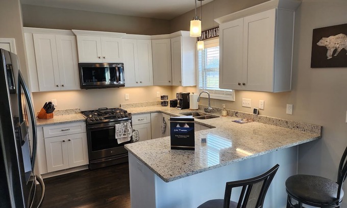 Smithville House | Top-Rated Stonegate Hotel with Family-Friendly Amenities