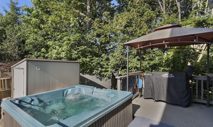 Milton House | Relaxing Hot Tub Retreat in Picturesque Milton, WA