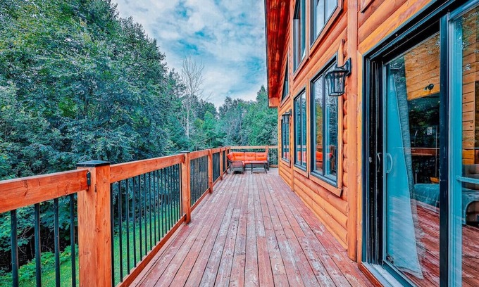 Nominingue Ski Chalet | Relax at Chalet Cordelia SPA: Pet-Friendly Oceanfront Retreat