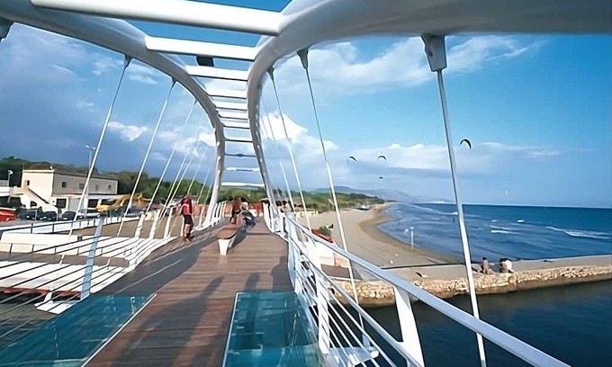 Fondi Villa | Beachside Getaway: 6-Bedroom House with Expansive Garden