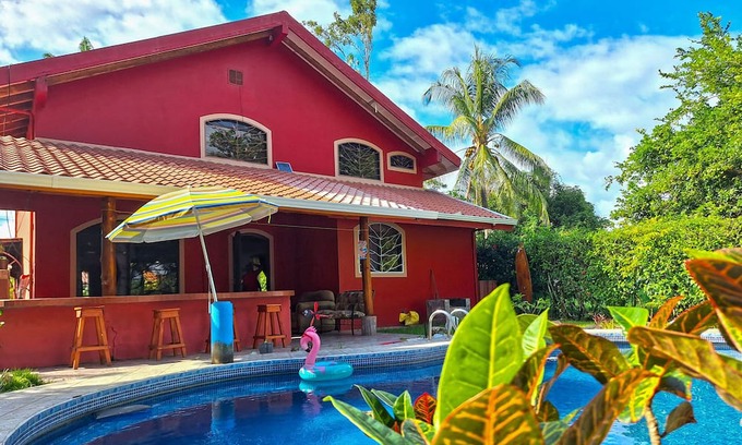 Canton Parrita House | Large family house, A/C, swimming pool, outdoor patio, minutes to the beaches!