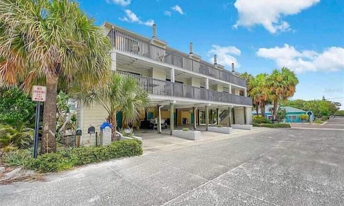 Sand Key Apartment | 2 Bedroom 728234 by Houzlet