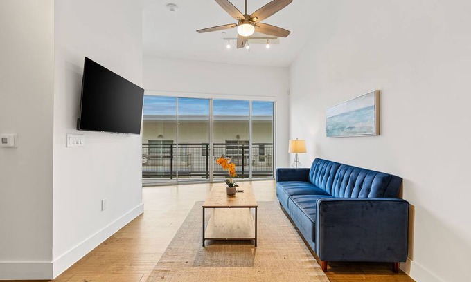 Cedars Apartment | Modern Apartment with 1 King Bedroom and Full Amenities