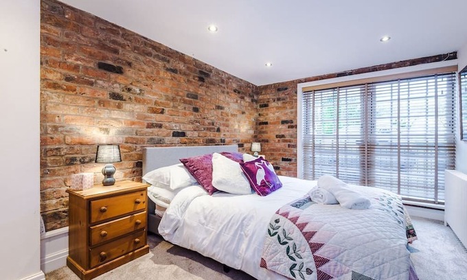 Sandbach House | Scenic Country 4-Bed Home with Eco-Friendly Amenities