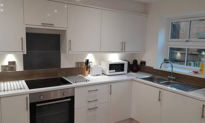 Leek House | Eco-Friendly Pickwood Lodge East with Family Amenities
