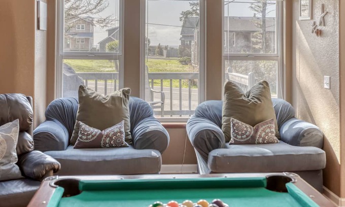 Downtown Cannon Beach House | Beachside Retreat with Pool Tables and Oceanfront Views