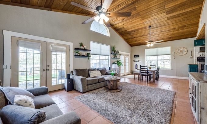 Vance Jackson Cottage | Cozy Guesthouse with Spa and Hot Tub in Prime Location