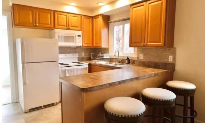 Ansonia House | Spacious 3-Bed with Parking. Family Friendly. King Bed