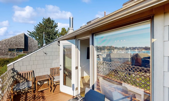 Historic Bayfront Condo | Inviting Bay-View Condo with Pool, Hot Tubs & Gym