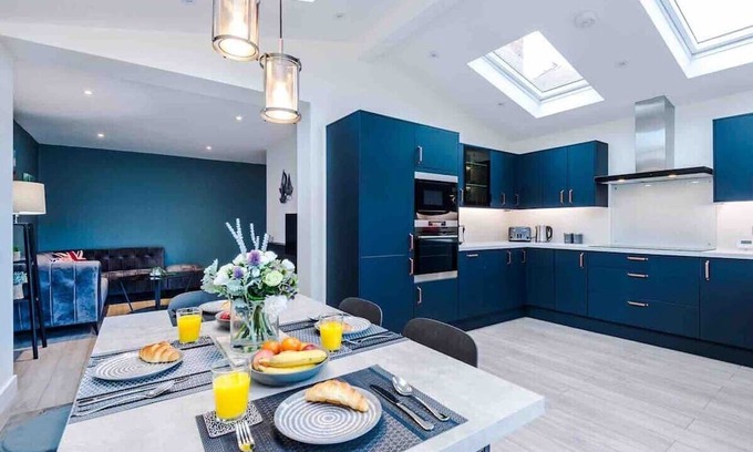 Trafford House | Family-Friendly SLD Altrincham: 3-Bedroom Comfort Awaits