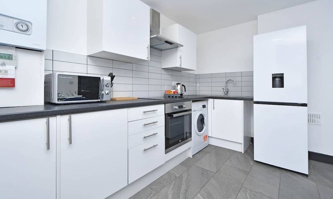 Stoke-on-Trent House | Adventure Place: En-Suite Doubles with Pet-Friendly Amenities