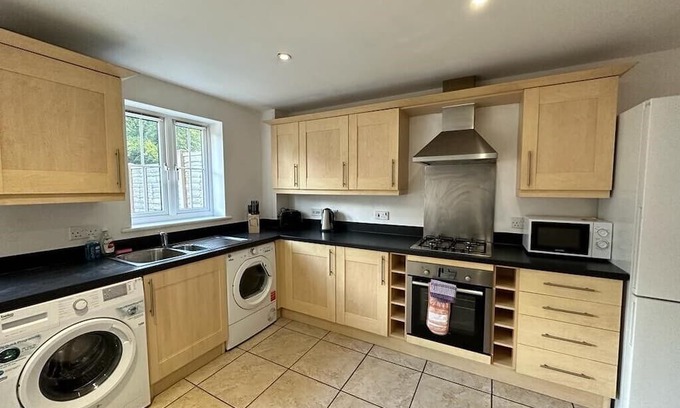 Newcastle-Under-Lyme House | Discover Chervil House: 5-Bedroom Haven with Kitchen!
