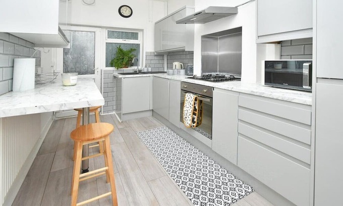 Stoke-on-Trent House | Inviting Autumn Escape at Stylish City Home with Kitchen