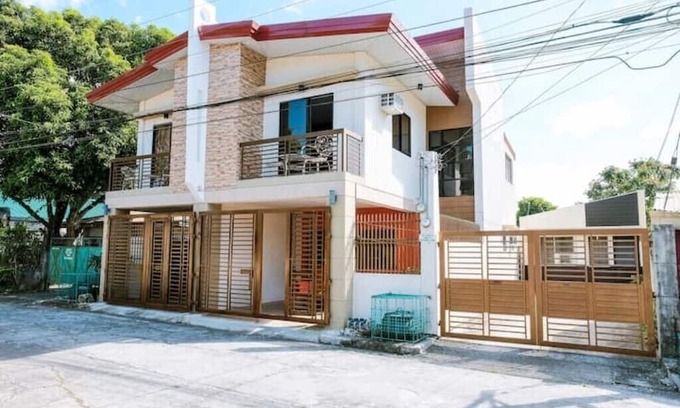 Bacolod House | Guest Rated: Carmen's Place - Family-Friendly Duplex Retreat
