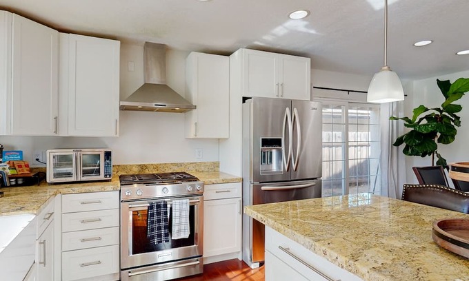 Thousand Oaks House | Scenic Mountain-View Home with Private Pool & Spa