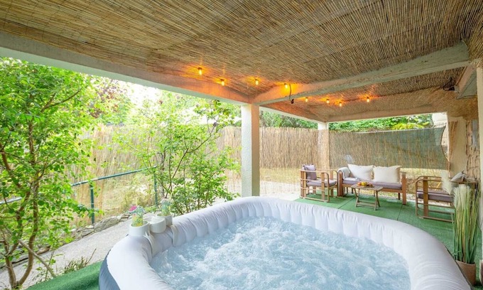 Chanteloup-les-Vignes Apartment | Discover Le Paradis: Spa Retreat Just 30 Minutes from Paris